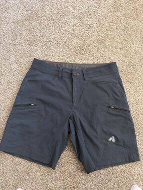 Men’s Eddie Bauer first ascent guide pro shorts size 33